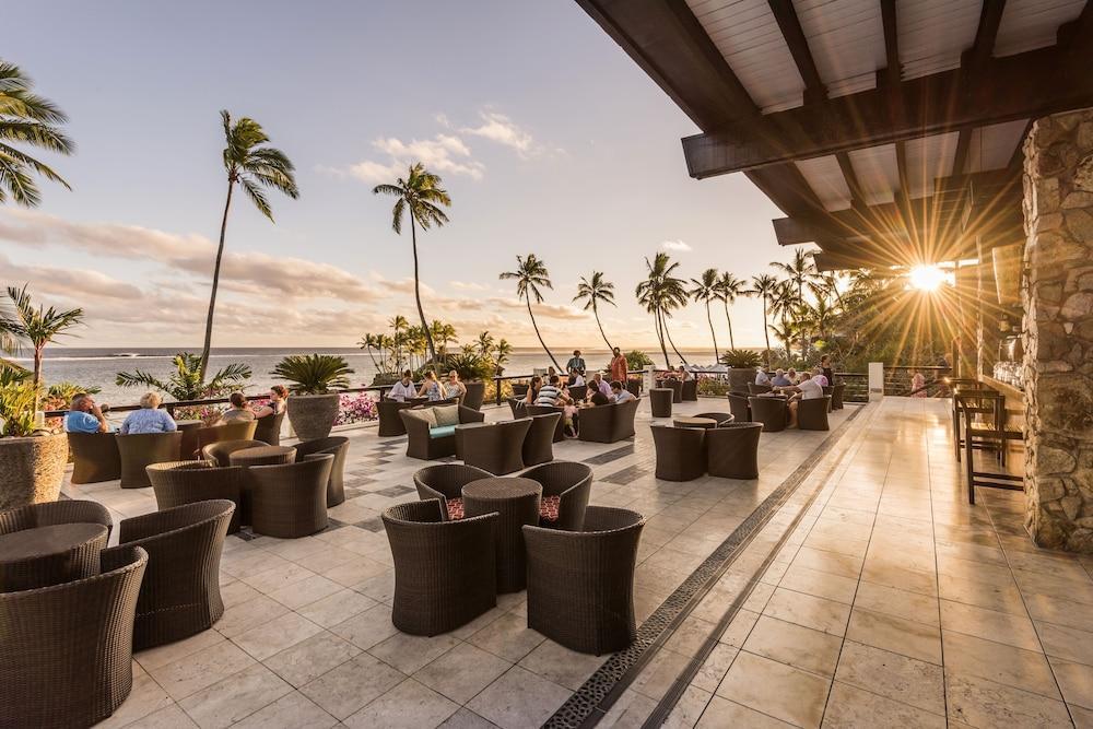 The Warwick Fiji Hotel Korolevu  Eksteriør billede Sunset at the Beach Bar