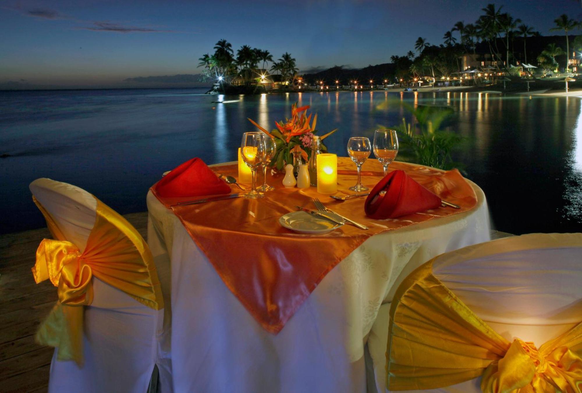 The Warwick Fiji Hotel Korolevu  Eksteriør billede A table set for dinner