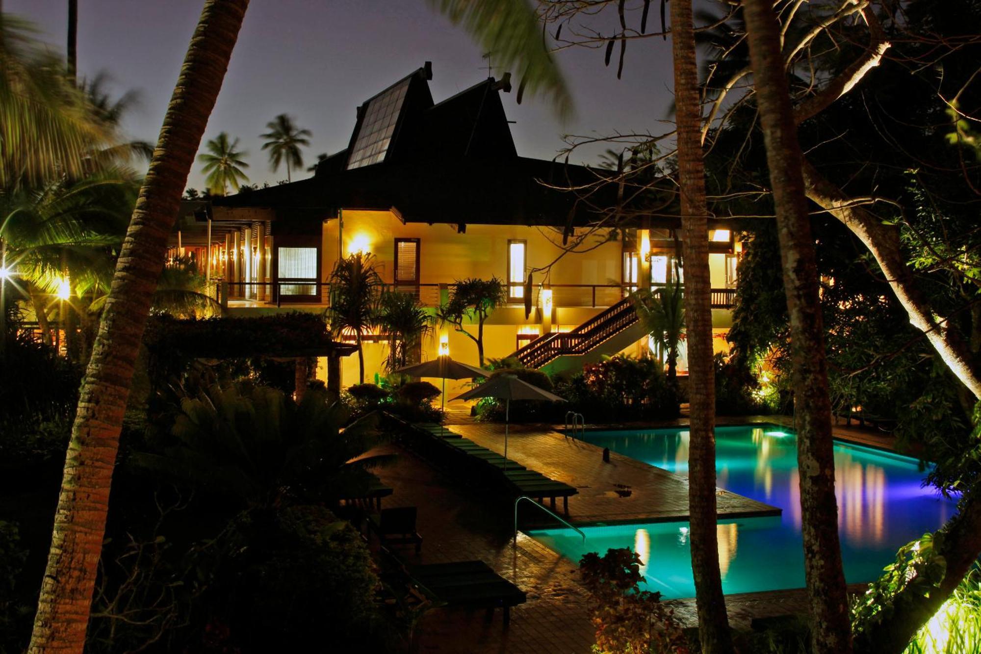 The Warwick Fiji Hotel Korolevu  Eksteriør billede The house at night