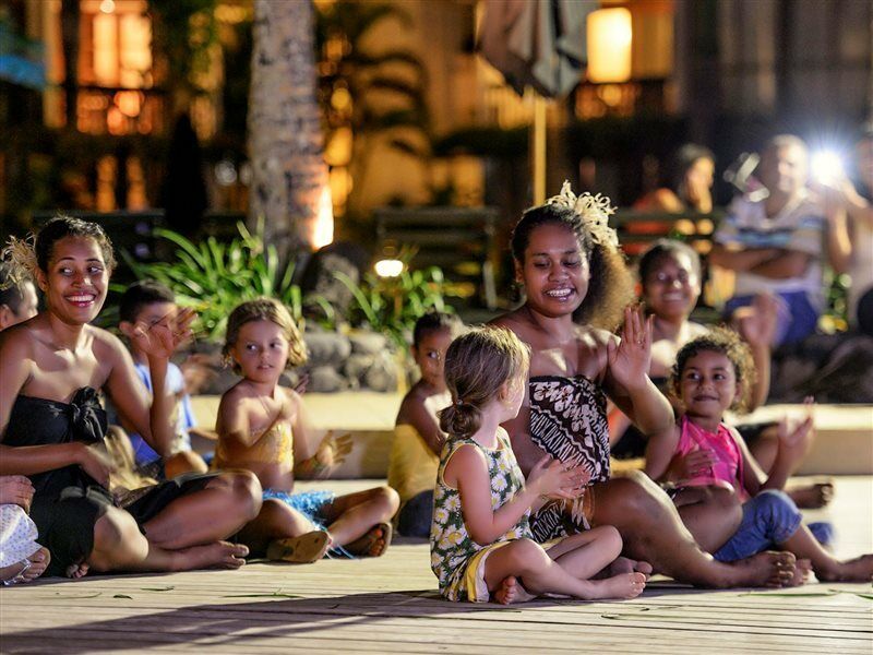 The Warwick Fiji Hotel Korolevu  Eksteriør billede A family from the Cook Islands
