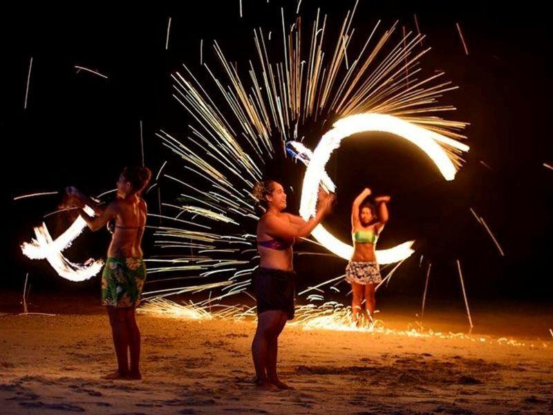 The Warwick Fiji Hotel Korolevu  Eksteriør billede Luau performers